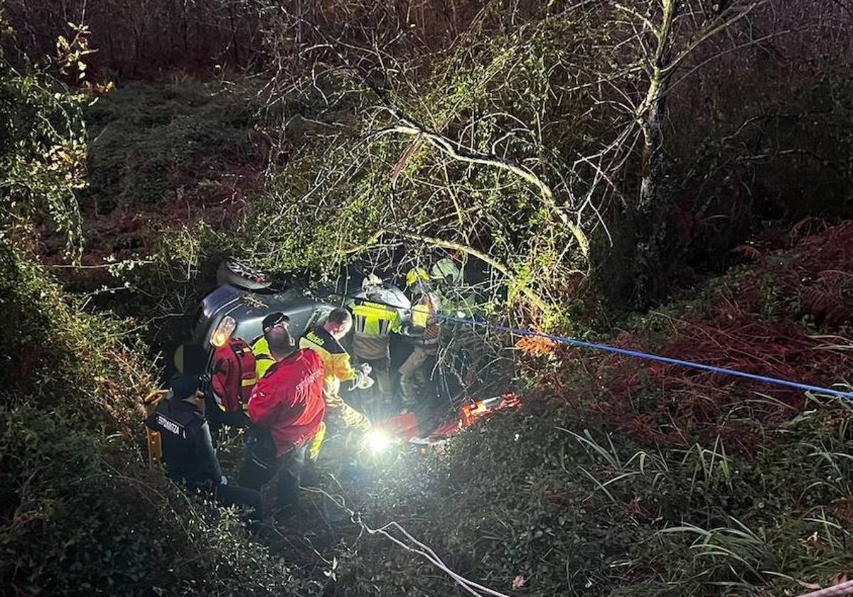 Una mujer herida tras la salirse de la calzada un turismo esta madrugada en Ea