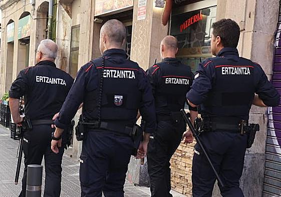 Una patrulla de la Ertzaintza en una imagen de archivo.