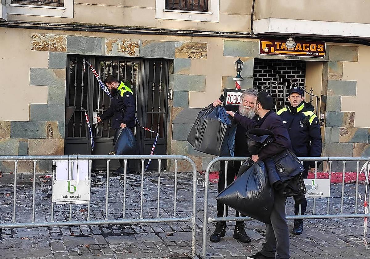 Los vecinos del portal 13 han podido recoger sus pertenencias este martes.