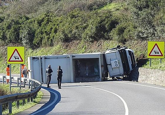 El vuelco de un camión corta la Bi-734 en ambos sentidos en Gallarta