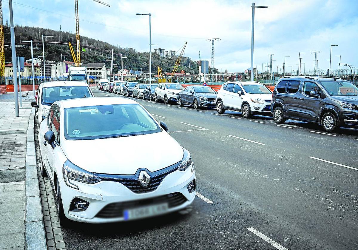 Las nuevas calles de la punta sur, donde aún es gratis aparcar, repletas de coches.