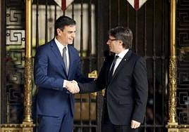 Sánchez, saludando a Puigdemont en 2016.
