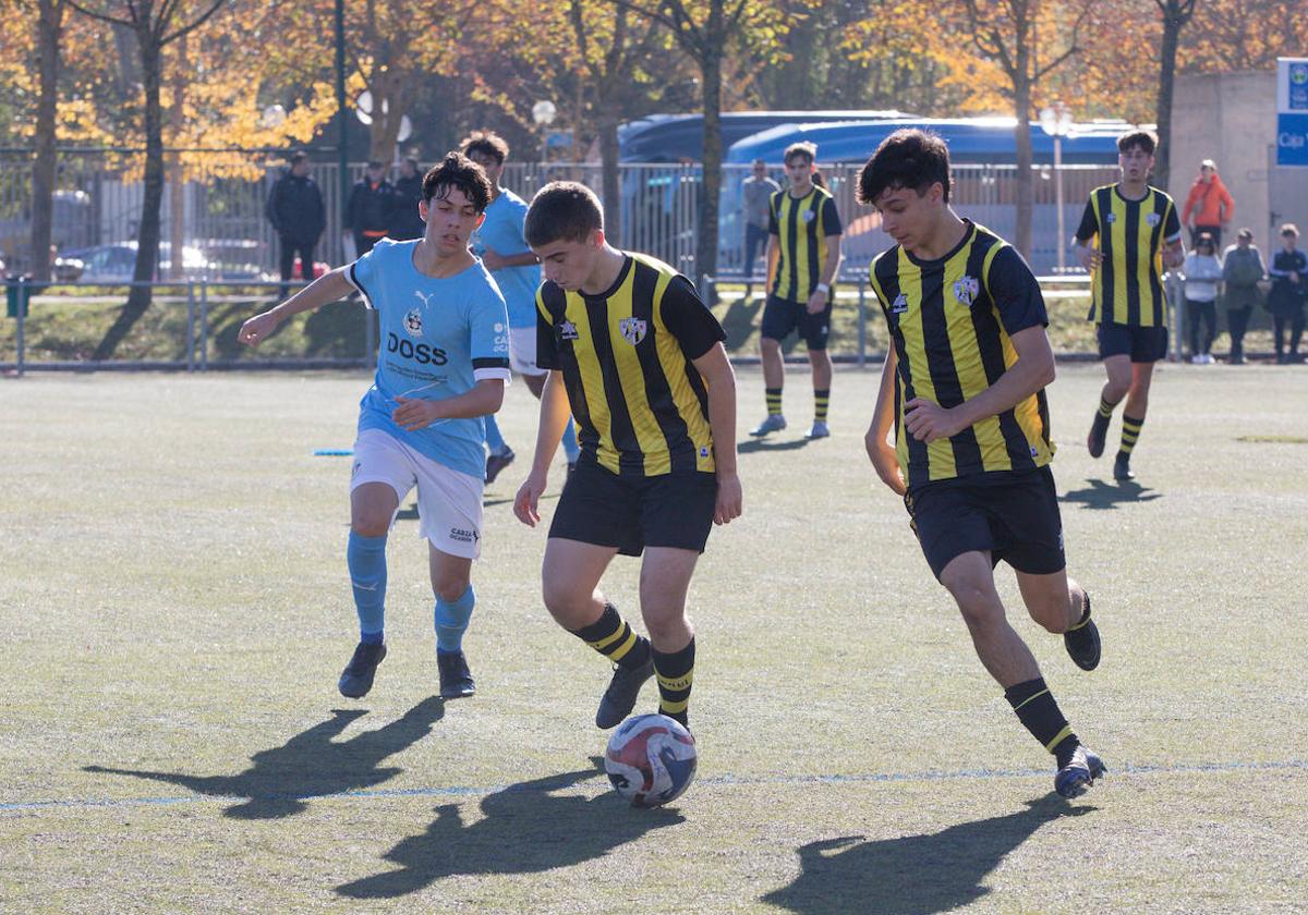 Imagen de un partido del equipo juvenil del C.D. Lakua, ante el Antiguoko.