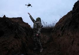 Un militar ucraniano, muy cerca de un dron.