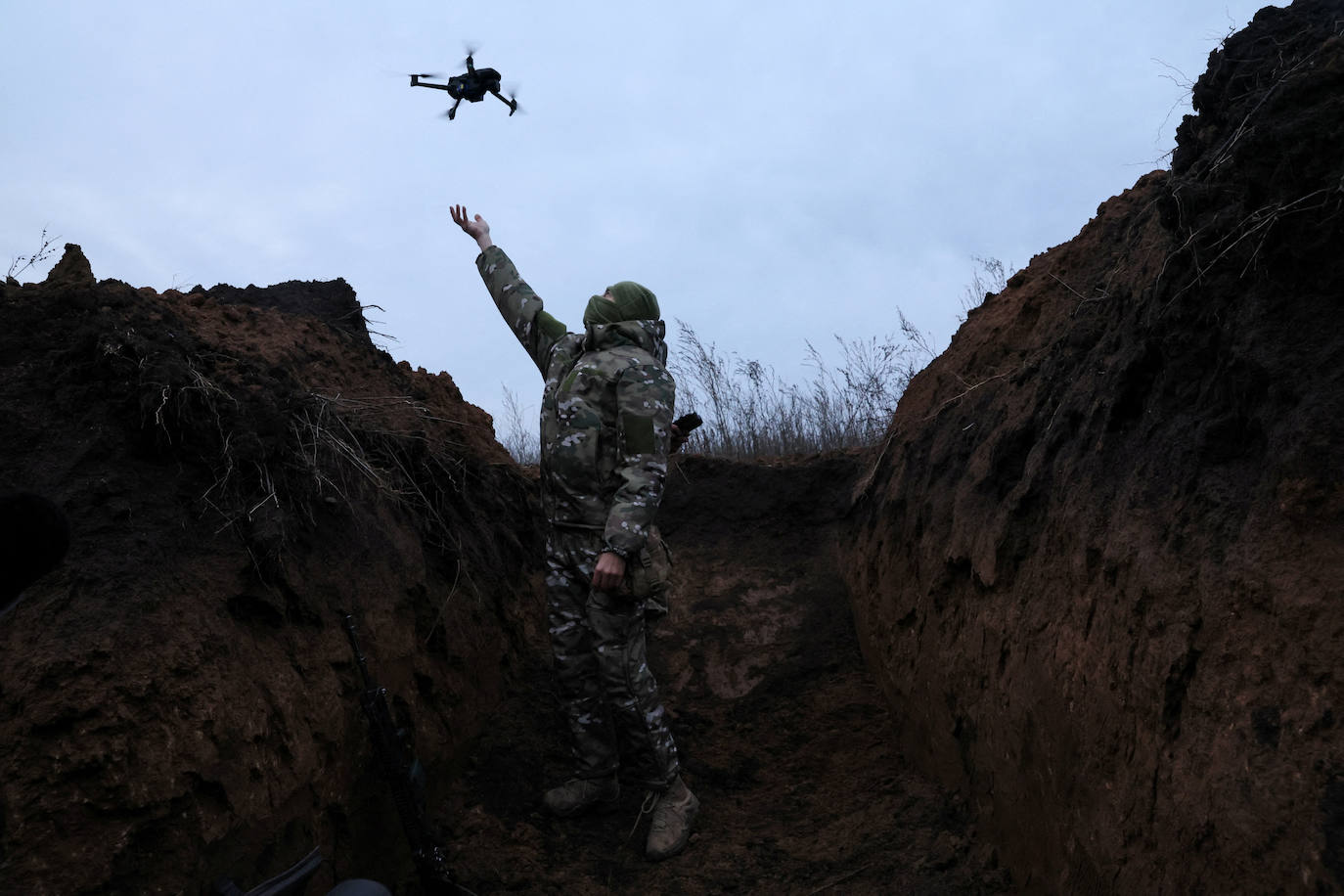 Un militar ucraniano, muy cerca de un dron.