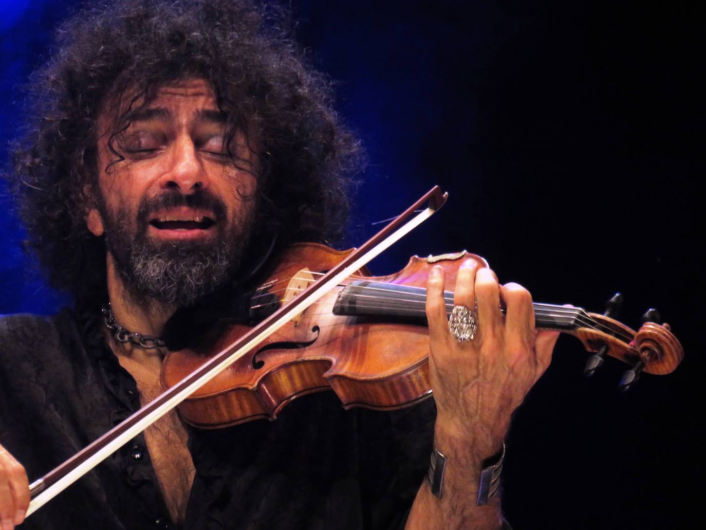 Malikian sigue cultivando melena y barba frondosas.