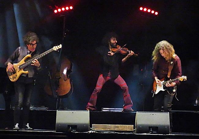 El bajista Iván Ruiz Machado, Malikian y el guitarrista Dayan Abad.