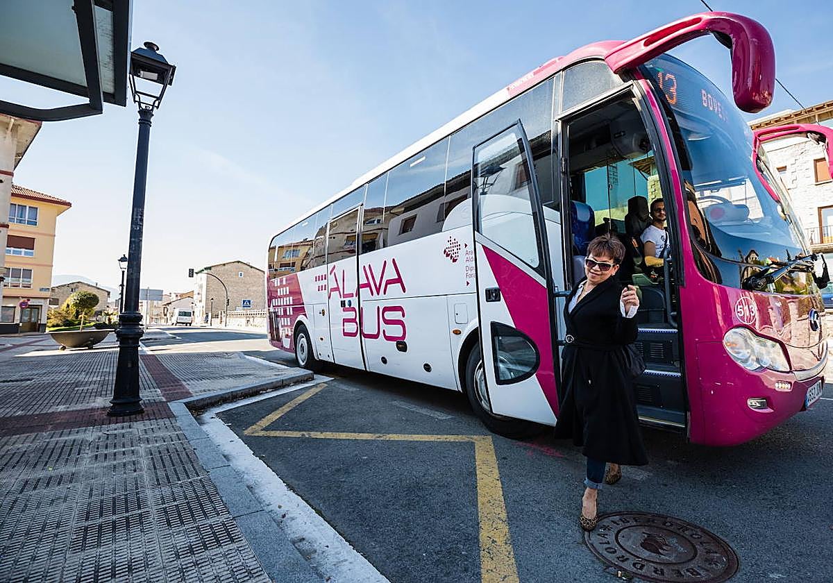 Una usuaria baja del autobús en Iruña de Oca.