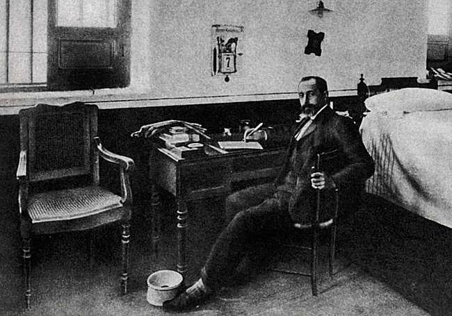 Sabino Arana, fundador del nacionalismo vasco, en la cárcel de Larrinaga (1902).