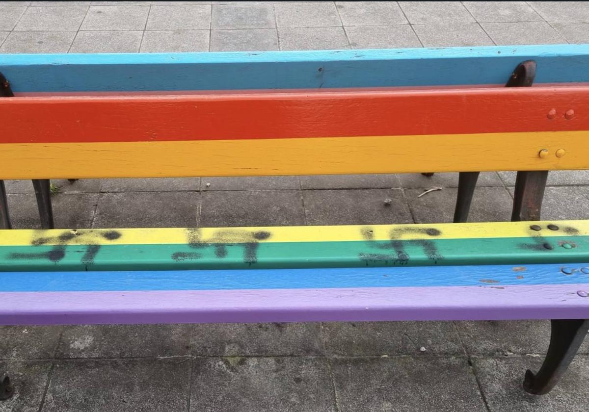 Los bancos con los colores de la bandera LGTBI han aparecido con simbología nazi.