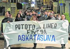 Manifestación en Lekeitio a favor de la excarcelación de dos reclusos de ETA.
