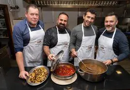 Juan Pradell, Sergio Ibáñez de Opacua, Roberto Merino y Koldo Ruilope, en mitad de la elaboración de las rosquillas 'made in La Globa' y la pecera en la que se sumergió el bacalao.