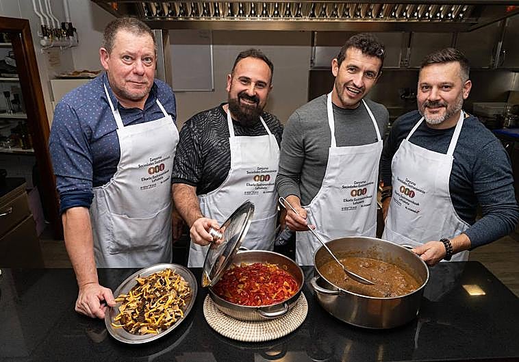 Juan Pradell, Sergio Ibáñez de Opacua, Roberto Merino y Koldo Ruilope, en mitad de la elaboración de las rosquillas 'made in La Globa' y la pecera en la que se sumergió el bacalao.