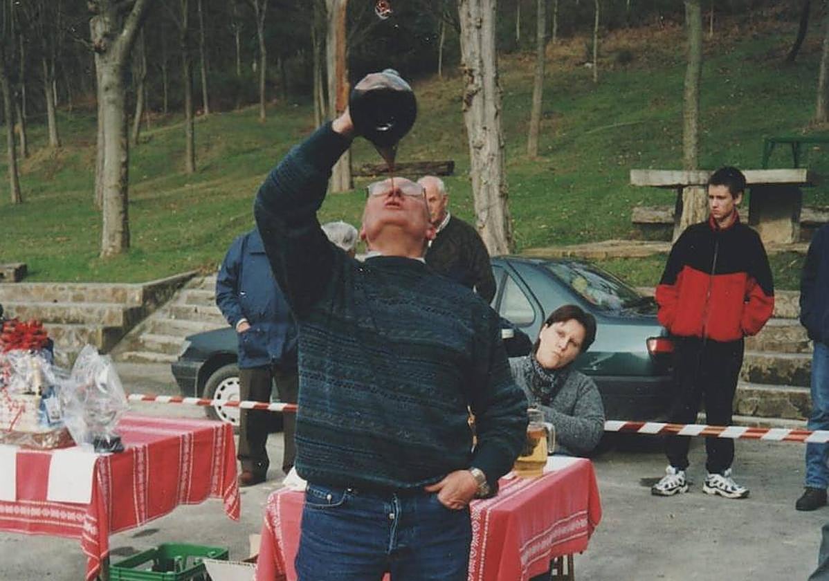 Algunos participantes demuestran una gran resistencia bebiendo en porrón.