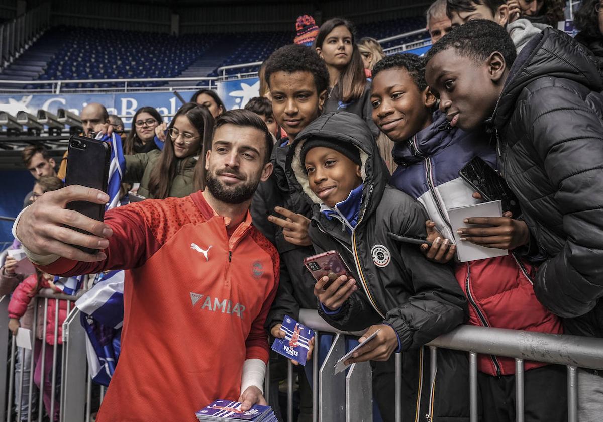 Sivera se saca una foto con varios aficionados albiazules.