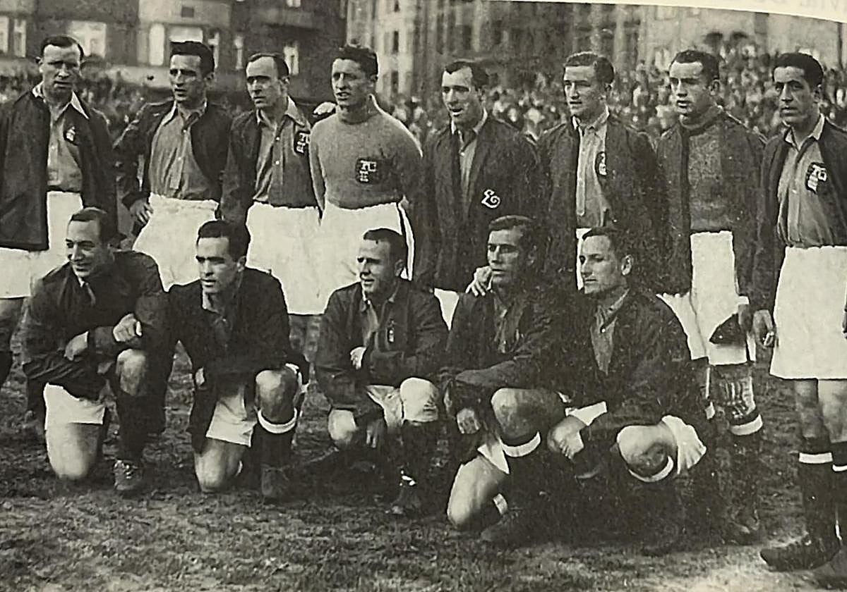 Praga: De pie, de izquierda a derecha: Leonardo Zilaurren, Roberto Etxebarria, Luis Regueiro, Gregorio Blasco, Serafín Aedo, Emilio Alonso, Rafael Eguzkiza José Muguerza. Agachado: Isidro Langara, Kepa Areso, Guillermo Gorostiza, Pablo Barcos y Enrique Larrinaga