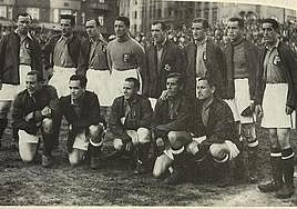 Praga: De pie, de izquierda a derecha: Leonardo Zilaurren, Roberto Etxebarria, Luis Regueiro, Gregorio Blasco, Serafín Aedo, Emilio Alonso, Rafael Eguzkiza José Muguerza. Agachado: Isidro Langara, Kepa Areso, Guillermo Gorostiza, Pablo Barcos y Enrique Larrinaga