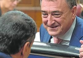 Aitor Esteban charla con el presidente del Gobierno