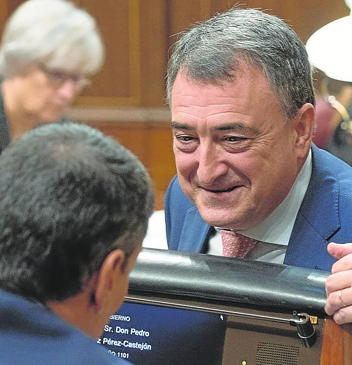 Aitor Esteban charla con el presidente del Gobierno