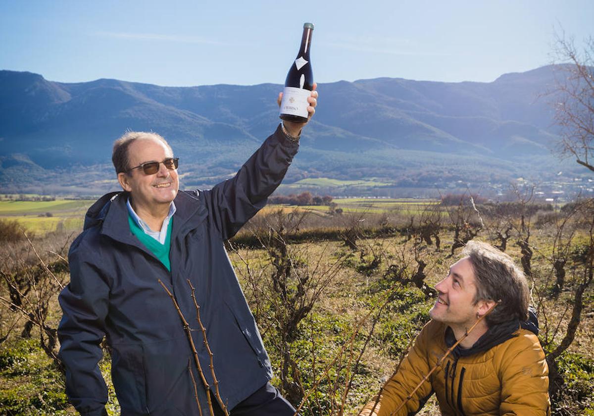 Jesús Mari Ganuza (73) en la viña de Orbiso (Montaña Alavesa) plantada después de la guerra por su padrecon la botella número 1 del vino elaborado por Saúl Gil Berzal (43) tras recuperar el majuelo alavés.