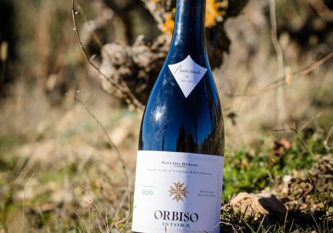 La botella nº 1 de Orbiso junto a una vieja Garnacha.