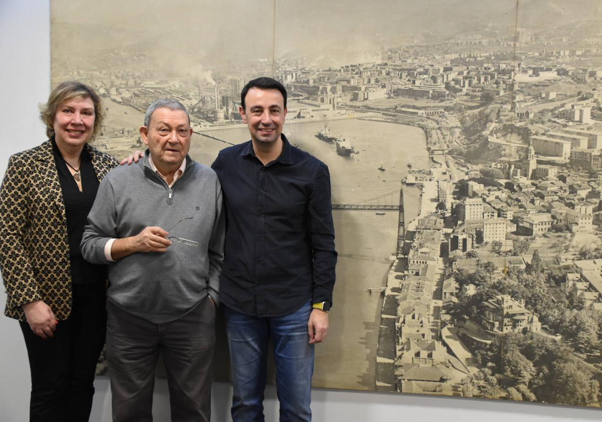 Andrés Vítores, el alcalde, Mikel Torres, y la edil de Cultura, Marijose Blanco, posan ante la foto, ubicada en el centro social de San Roque.