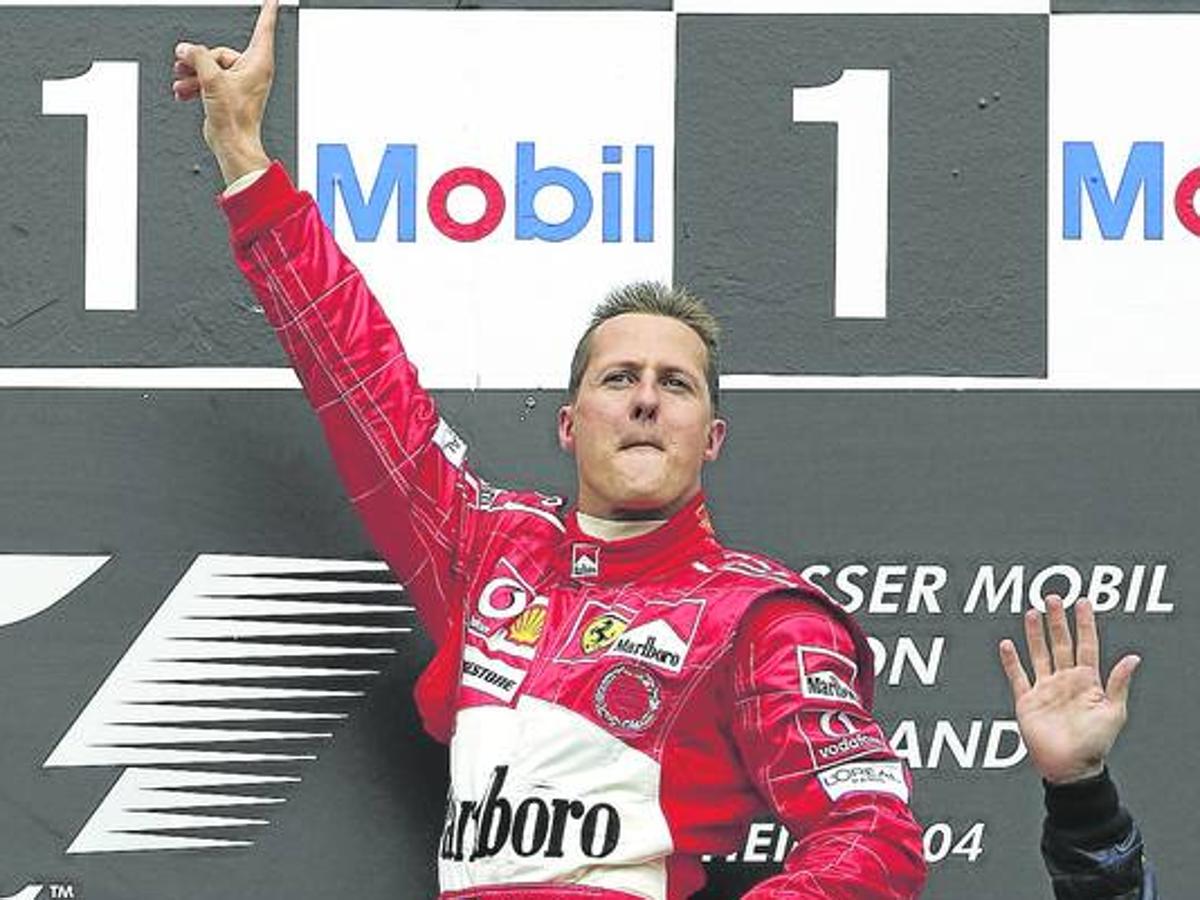 Michael Schumacher celebra un triunfo en su época de Ferrari.