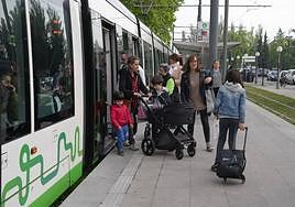 El tranvía exigirá personalizar la tarjeta BAT para lograr el descuento del 50% desde mediados de enero