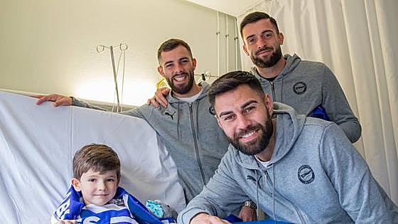 El Alavés visita a los niños ingresados en Txagorritxu