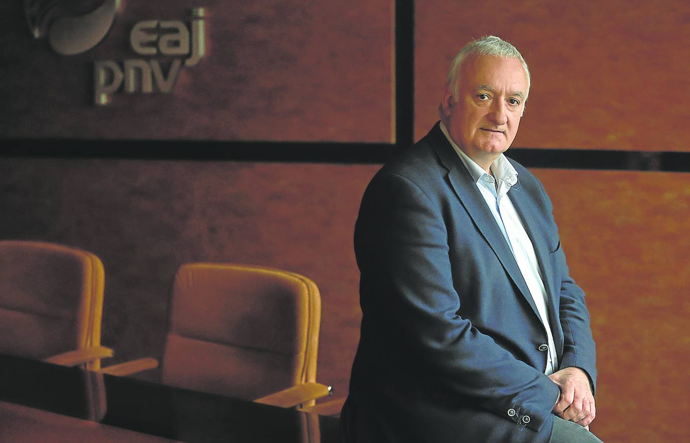 Barandiaran posa en una sala de reuniones de Sabin Etxea, la sede central del PNV, donde se celebró la entrevista el pasado viernes.