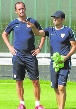 Imagen - El técnico tuvo al elgoibarrés entre sus ayudantes cuando se retiró.