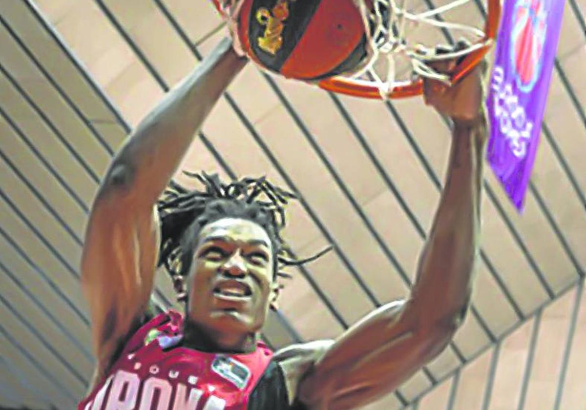 Yves Pons se cuelga del aro en un duelo del presente curso.