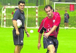 Ernesto Valverde, ya técnico del Athletic, observa a Joseba Etxeberria en un entrenamiento.