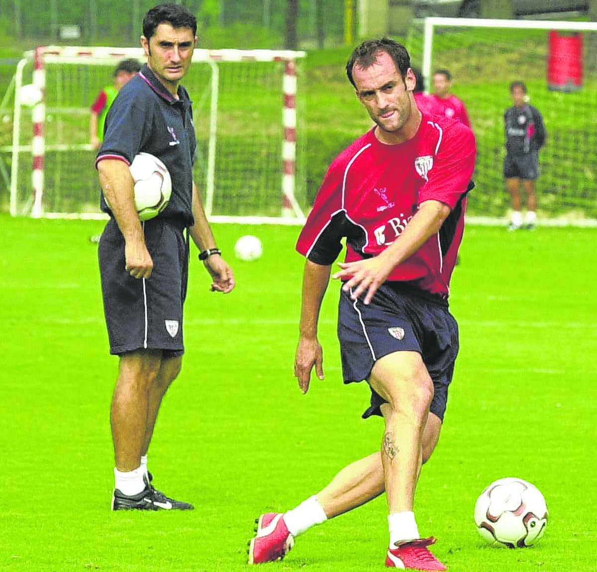 Ernesto Valverde, ya técnico del Athletic, observa a Joseba Etxeberria en un entrenamiento.