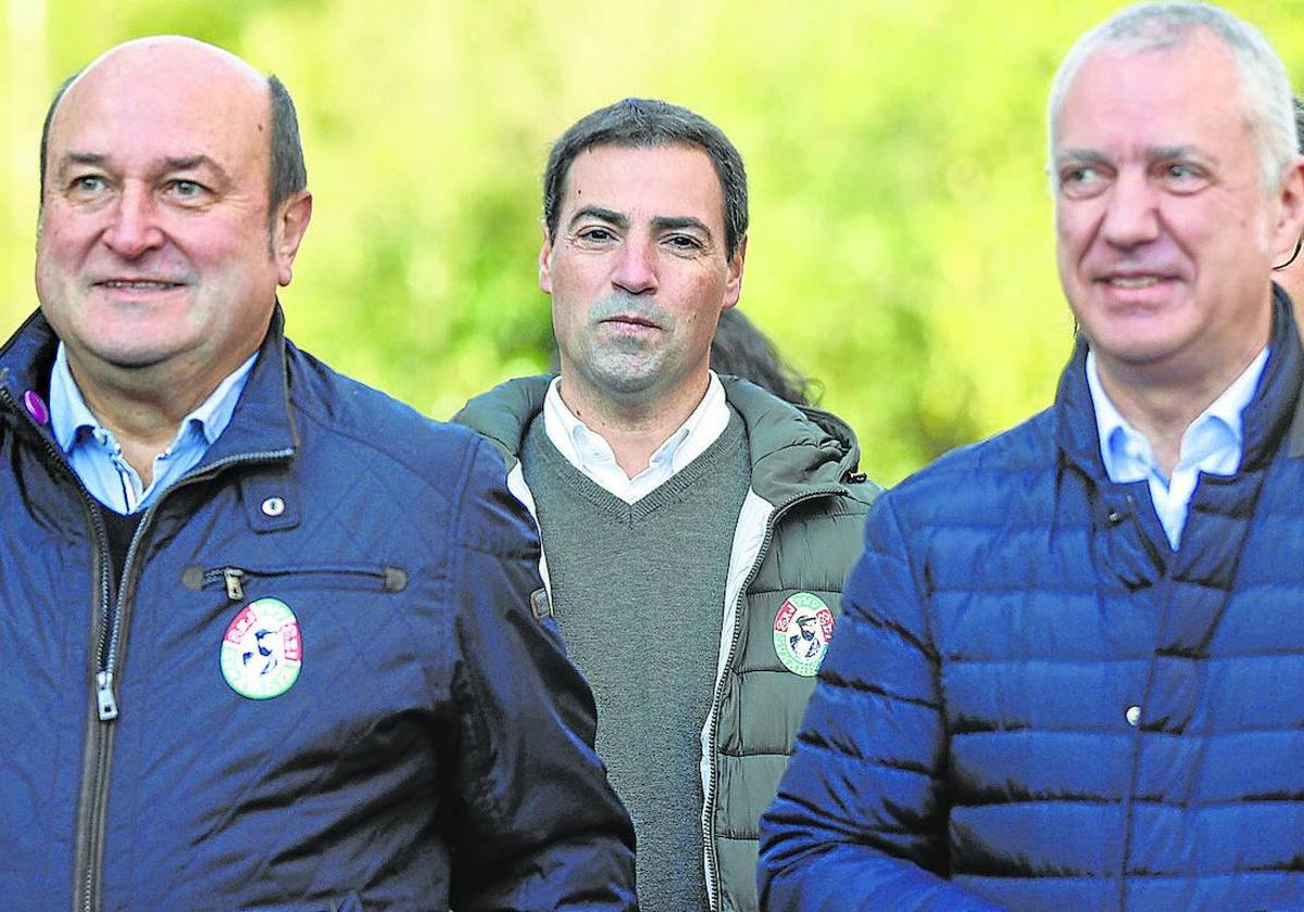 Andoni Ortuzar, Imanol Pradales e Iñigo Urkullu, en noviembre durante el acto de homenaje a Sabino Arana en Sukarrieta.