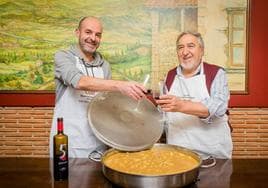 Roberto Santiesteban y Pepe Garrote brindan con el vino de Zintzo tras el emplatado del cirio de patata relleno de bacalao y la crema de garbanzos, y antes de pegare una cena de campeonato.