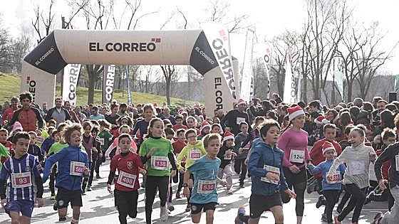 Los txikis disfrutan de la San Silvestre de Vitoria