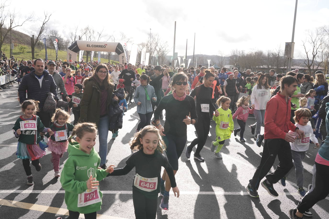 Los txikis disfrutan de la San Silvestre de Vitoria