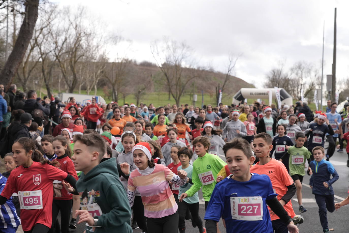 Los txikis disfrutan de la San Silvestre de Vitoria