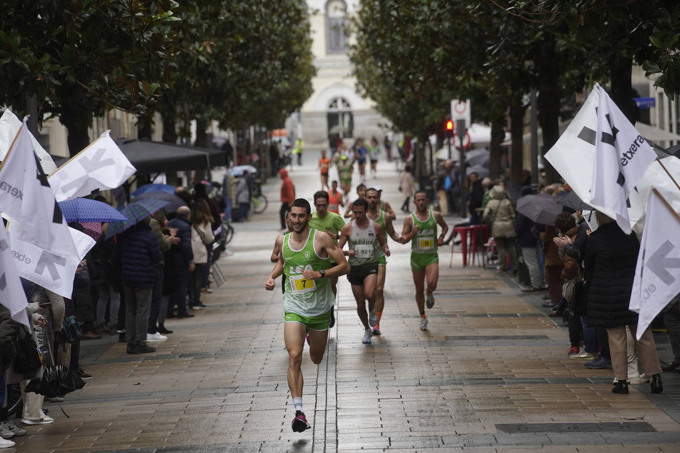 Los txikis disfrutan de la San Silvestre de Vitoria