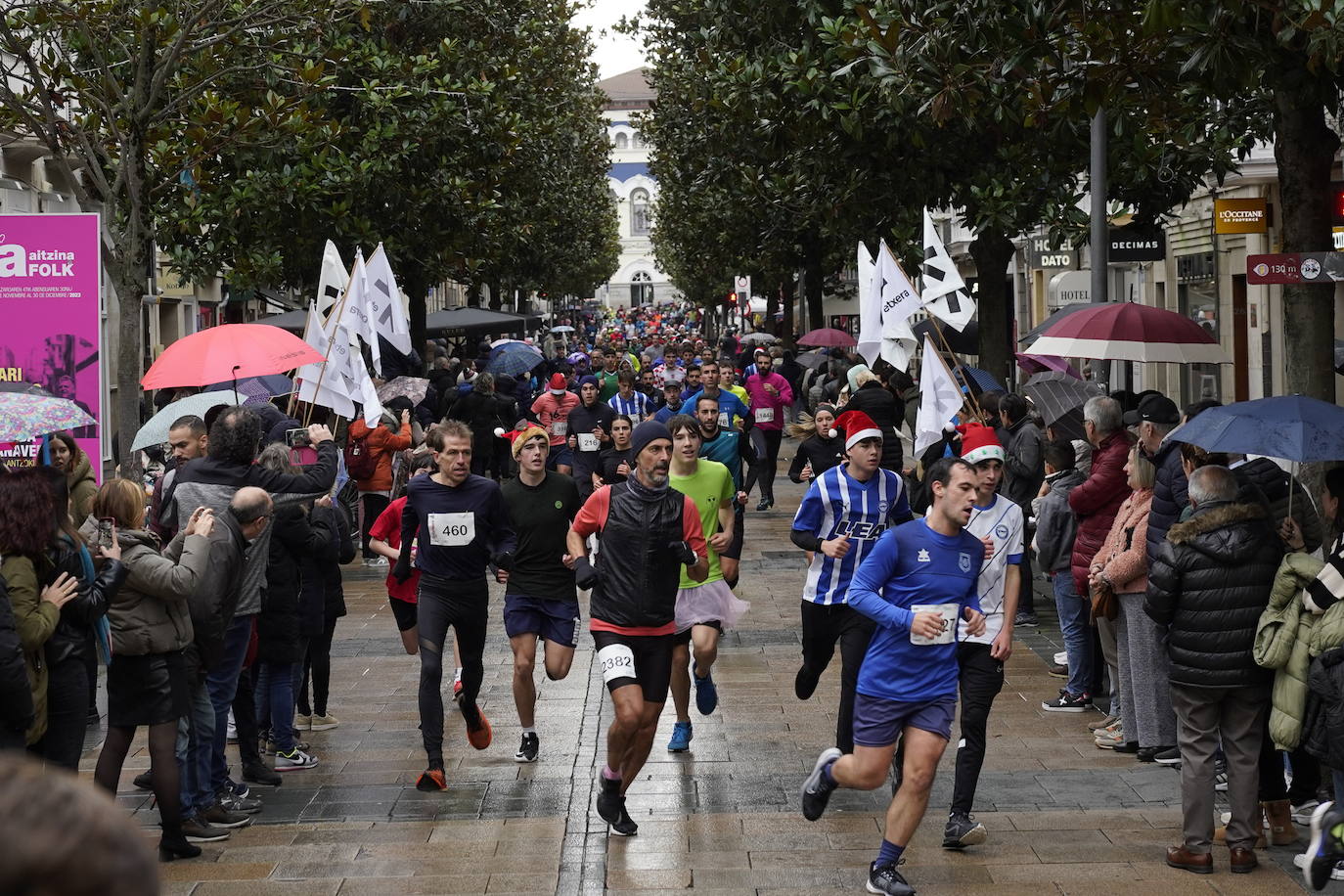 Los txikis disfrutan de la San Silvestre de Vitoria