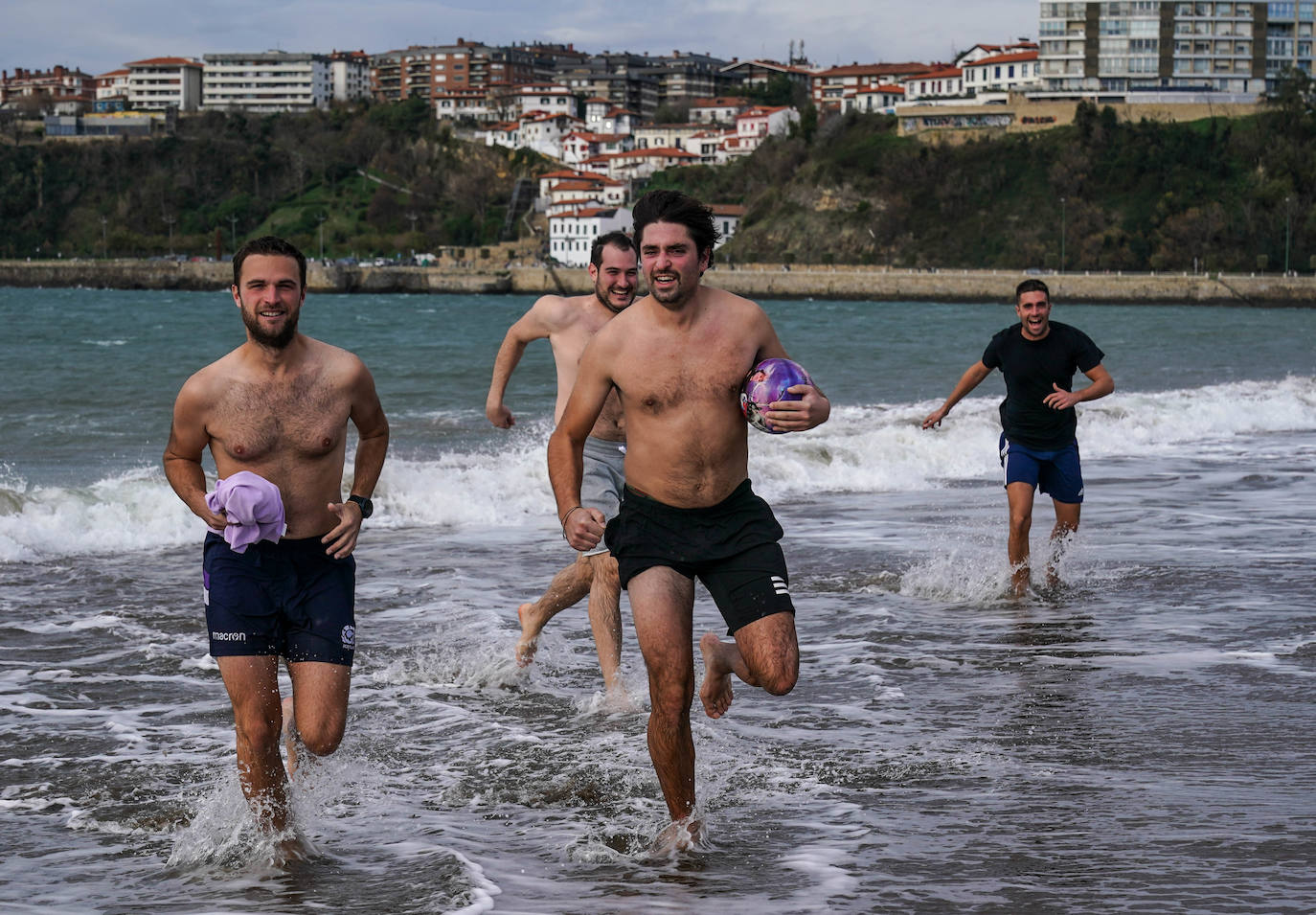 Fotos: Año Nuevo tropical en la playa de Ereaga