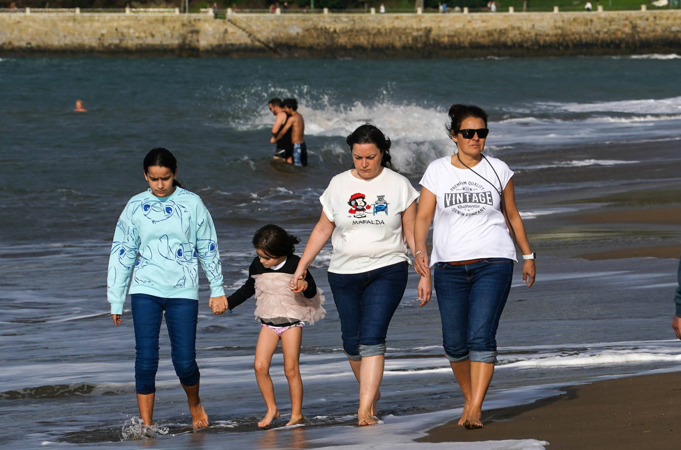 Fotos: Año Nuevo tropical en la playa de Ereaga