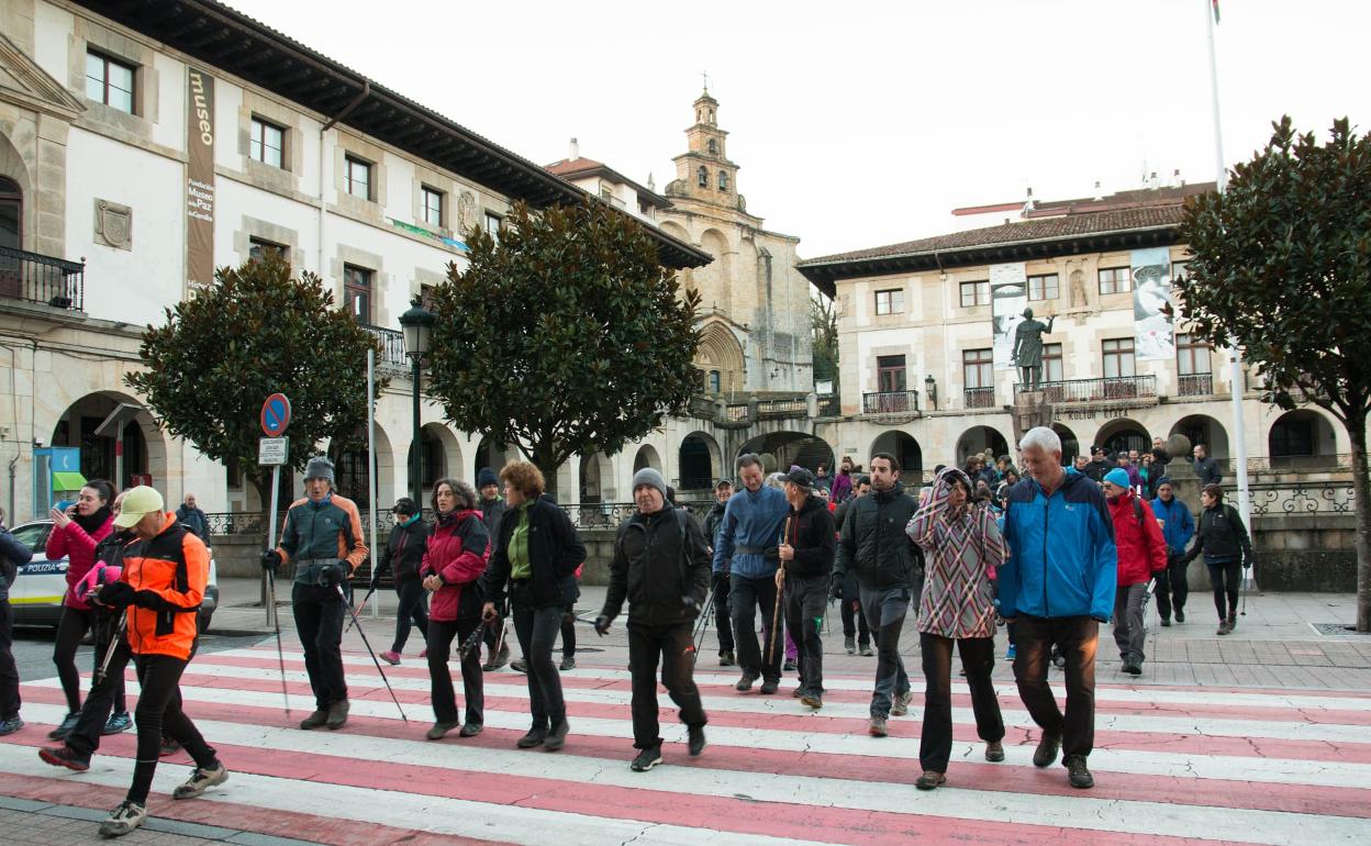 Un nutrido grupo de vecinos da inicio a una marcha anterior organizada por Gernikazarra por los límites entre Gernika y Lumo. 