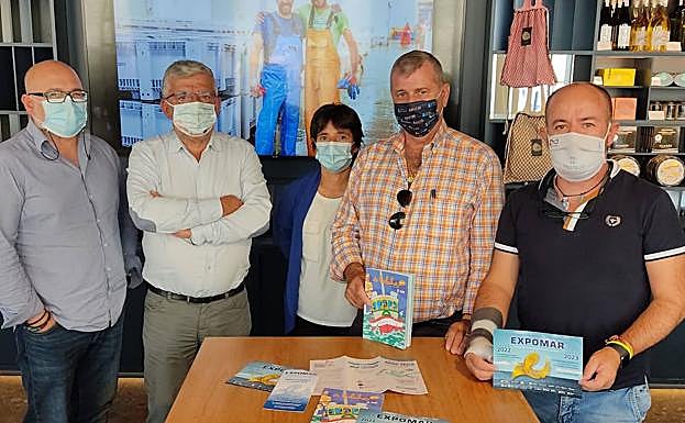De Miguel, a la izquierda, durante un acto como gerente del GALP en Expomar. 