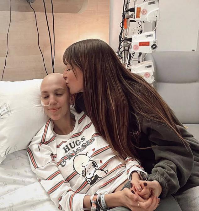 Con su hermana, Emi Huelva: «Gracias por tu amor incondicional, ese amor inexplicable, el amor de hermana», publicó junto a la imagen.