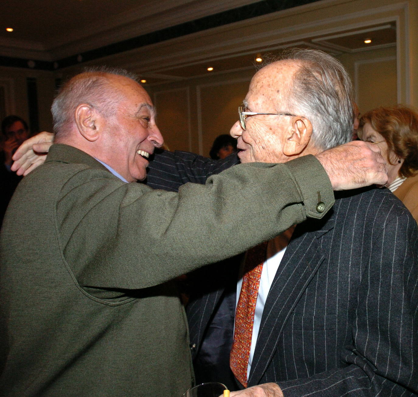 Madrid - 17/ 03/ 2005 - El ex secretario general del PCE, Santiago Carrillo (d), saluda al ex secretario general de UGT, Nicolás Redondo, durante el acto celebrado esta noche en Madrid, en el que el expresidente de la Generalitat, Jordi Pujol, recibió el VII premio a la 'Concordia' que anualmente otorga la Fundación Fernando Abril Martorell.