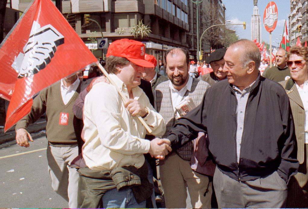 Bilbao - 01/05/1996 - Un afiliado saluda a Nicolás Redondo, ex secretario general de UGT, en la manifestación del Primero de Mayo en Bilbao.