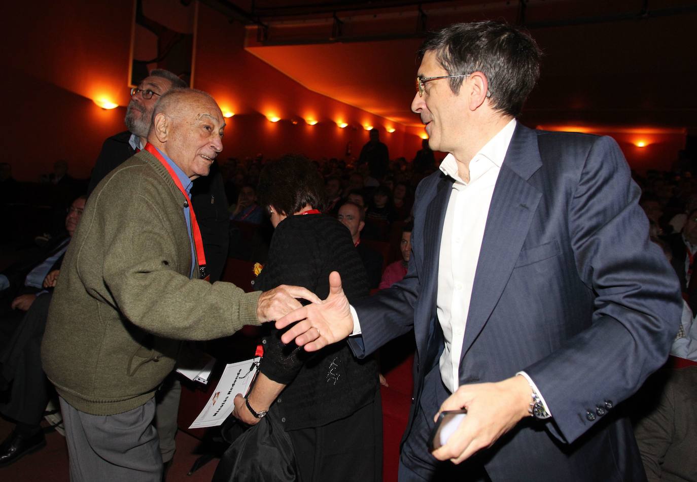 Barakaldo - 23/05/2013 - XI Congreso de UGT Euskadi, el secretario general del PSOE, Patxi López saluda al ex secretario general del sindicato, Nicolás Redondo.