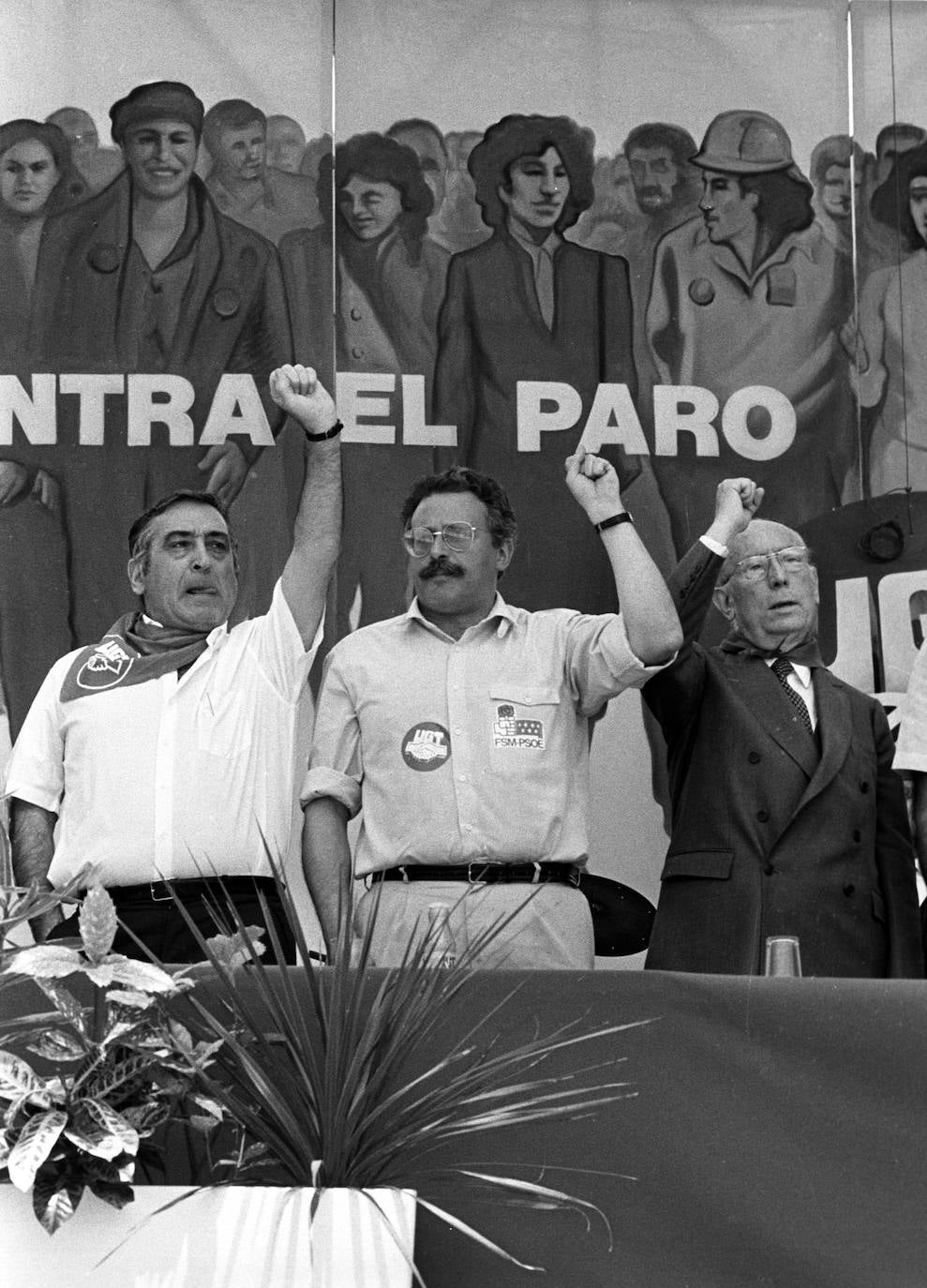 Madrid - 01/05/1985 - Nicolás Redondo (i), secretario general del UGT, Joaquín Leguina (c), presidente de la Comunidad de Madrid, y Enrique Tierno Galván, alcalde de Madrid, participan en la fiesta del 1 de Mayo.